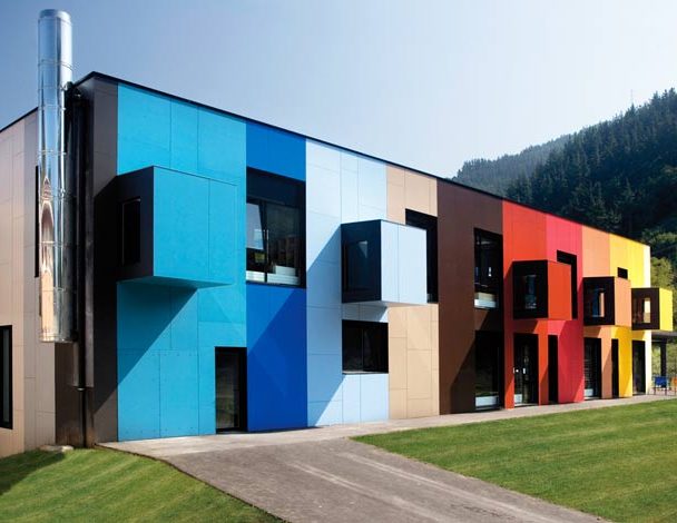 Які кольори не вигоряють на фасаді будинку під сонцем?