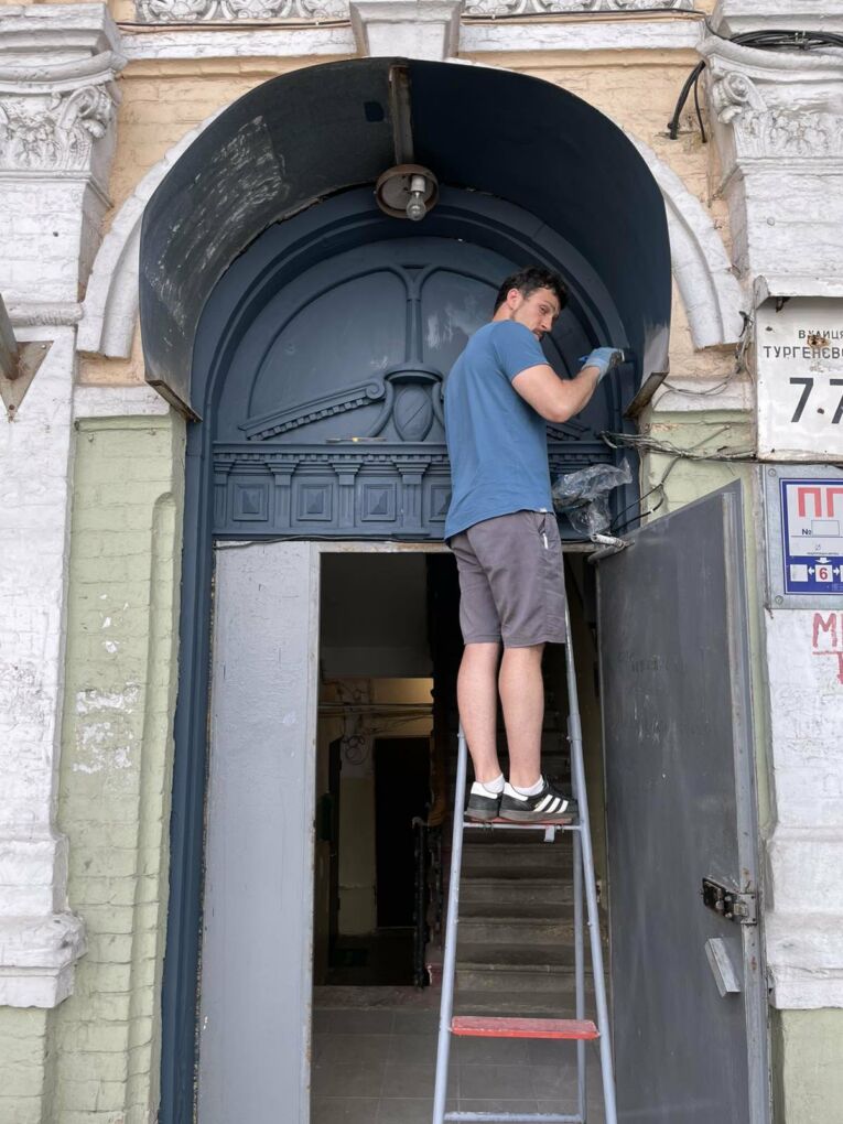 Підбір фасадних фарб для реставрації: Як зберегти історичний характер будівлі та використати відповідні матеріали