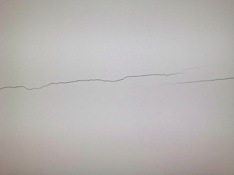 Як прибрати тріщини на стелі