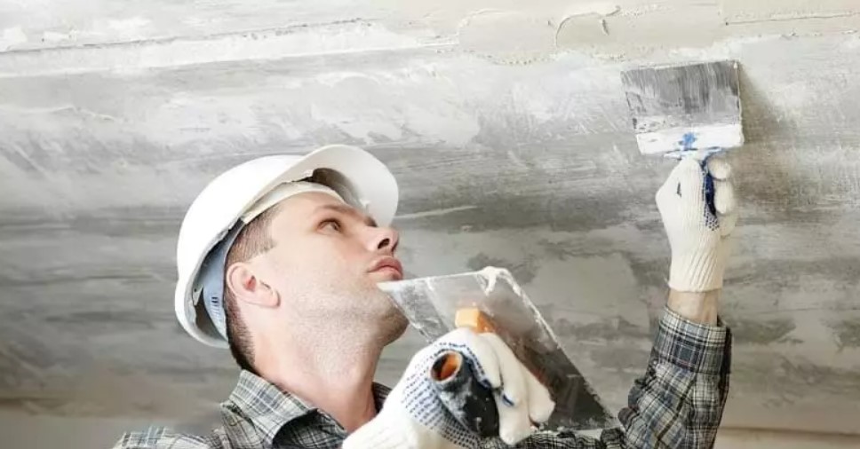 Як прибрати тріщини на пофарбованій стелі?