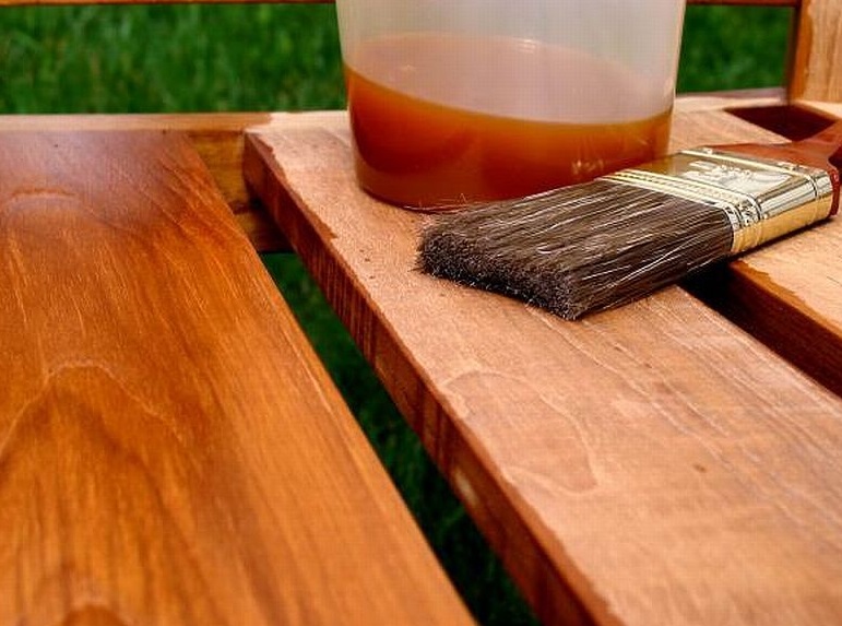 Які існують лаки, лазурі, олії для деревини?