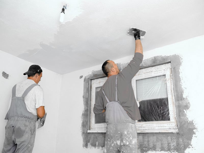 Відмінності в шпаклюванні під поклейку шпалер та під фарбування стін